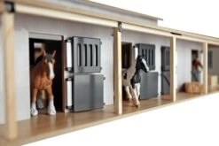 KidsGlobe Manege Paardenstal Met 7 Boxen En Weiland -Speelwereld Winkel 610311 8 detail manege paardenstal paarden lopen naar buiten