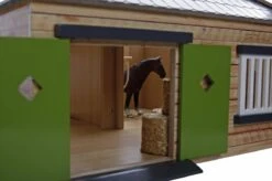 Kidsglobe Paardenstal Met 4 Boxen En Berging Bruin/groen 12 Kidsglobe Paardenstal Met 4 Boxen En Berging Bruin/groen -Speelwereld Winkel kidsglobe hoek paardenstal 4 paardenboxen bruingroen met berging 3