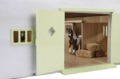 KidsGlobe Paardenstal Met 7 Boxen Pink-White -Speelwereld Winkel kidsglobe paardenstal 7 paardenboxen wit roze 610189 1