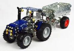 Tronico Mini New Holland T4 Met Aanhangwagen – 1 : 32 -Speelwereld Winkel new holland t4 met aanhanger tronico mini 10056