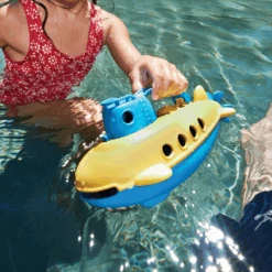 Green Toys Green-Toys Onderzeeer Geel Met Blauw Handvat 8 Green Toys Green-Toys Onderzeeer Geel Met Blauw Handvat -Speelwereld Winkel onderzeeer blauw handvat green toys 2