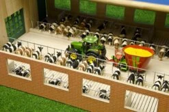 Kidsglobe Luxe Ligboxenstal Met Roosters 1:32 -Speelwereld Winkel stal met roosters kidsglobe 610693 1 1