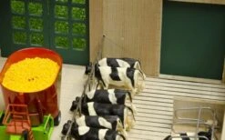 Kidsglobe Luxe Ligboxenstal Met Roosters 1:32 -Speelwereld Winkel stal met roosters kidsglobe 610693 3